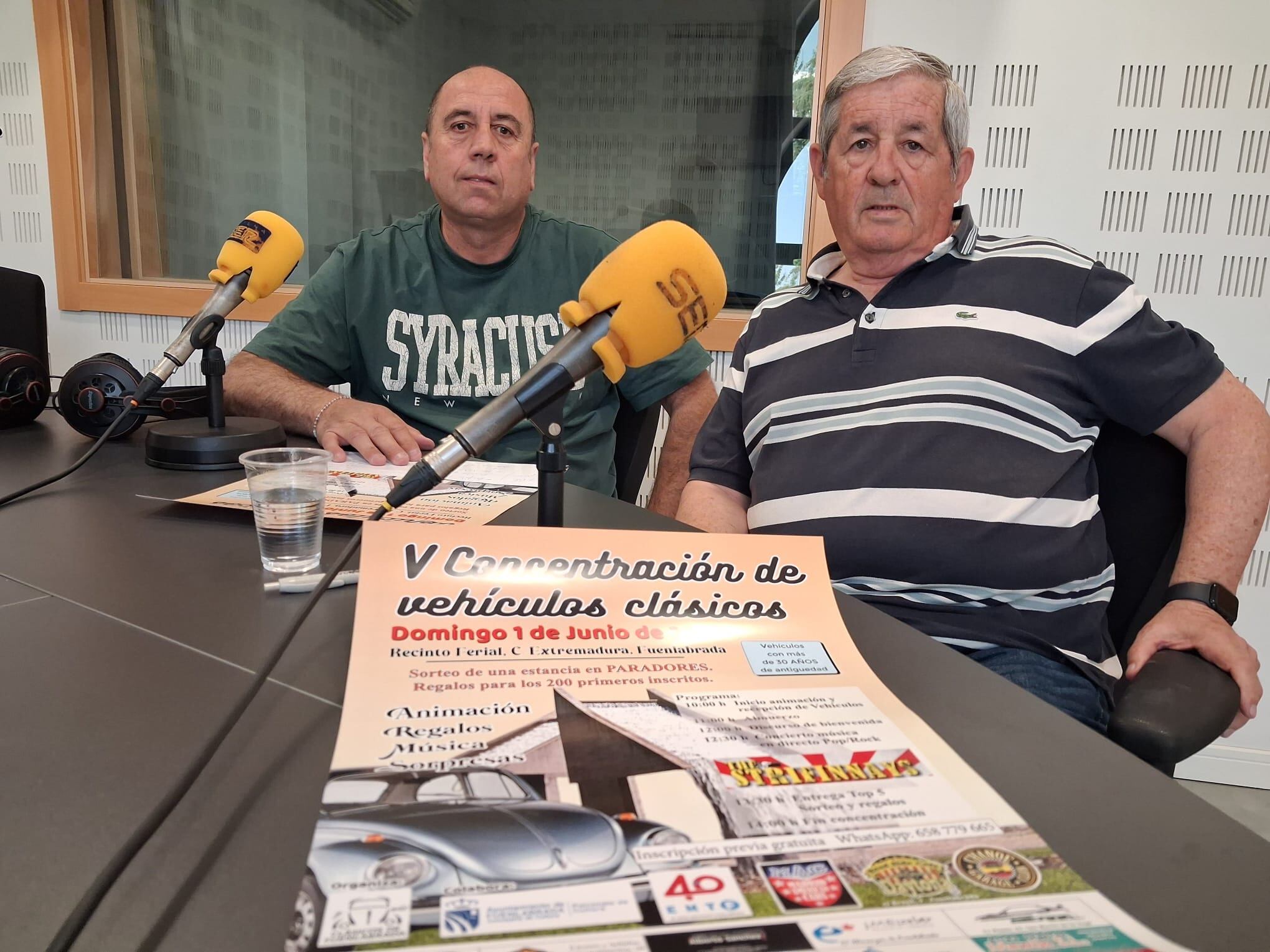 Amador Caballero (i) y Eugenio Martínez Castillo, miembros de la asociación Clasicos en Fuenlabrada y organizadores de la concentración