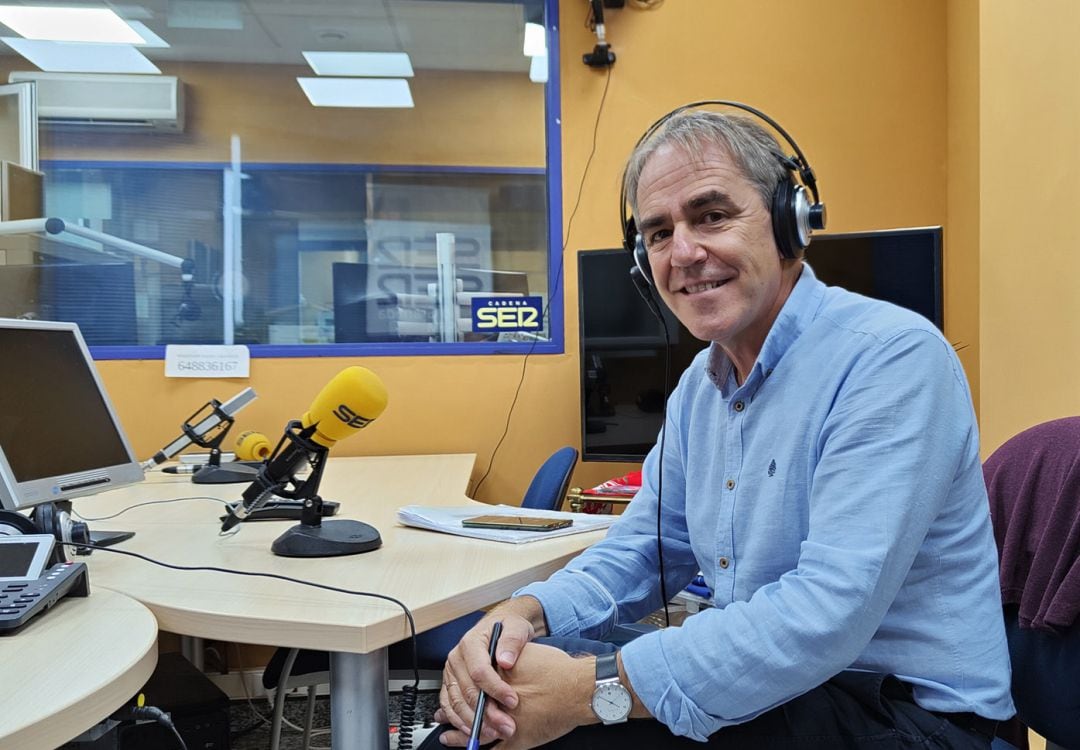 Antxón Alberdi, en los estudios de Radio Granada