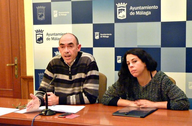 Eduardo Zorrilla, portavoz de IU, junto a la concejala de esa formación Ana García Sempere en el ayuntamiento de Málaga