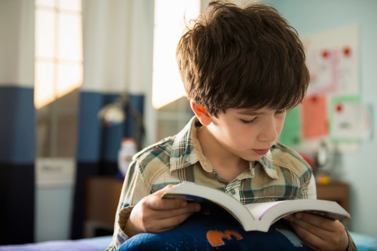 Niño leyendo un libro