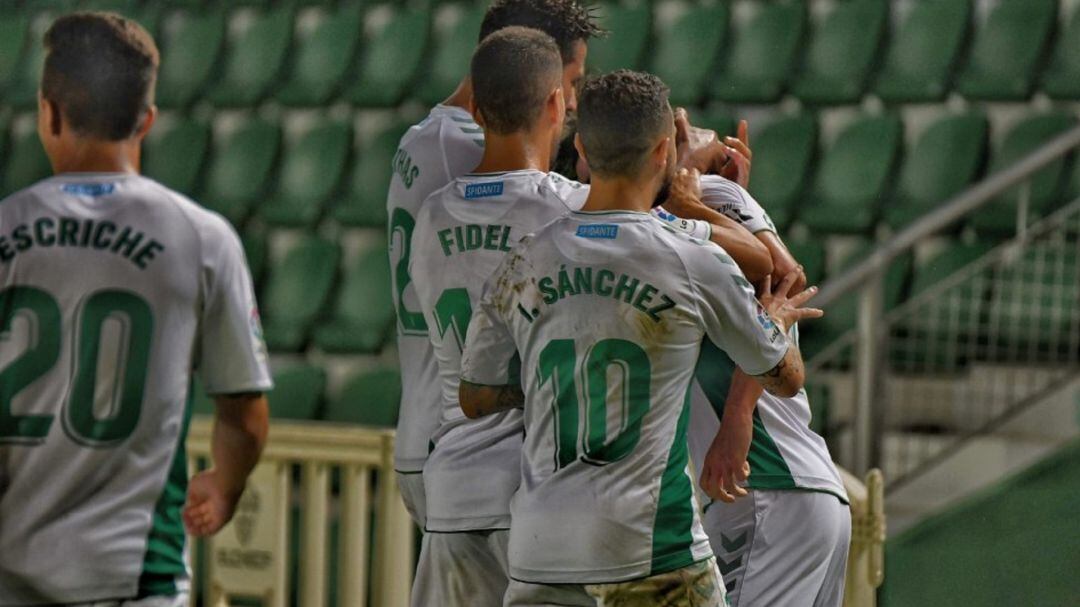 Los jugadores del Elche celebran el gol de la victoria ante el Oviedo