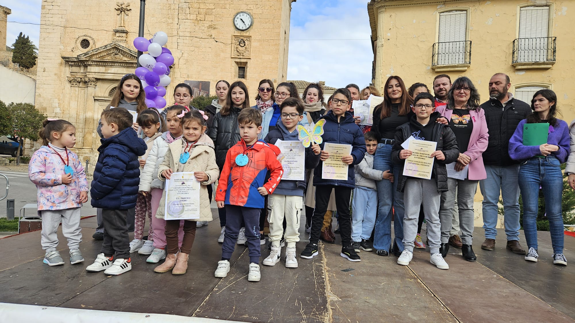 Todos los premiados de los concursos de carteles y Comic, en el acto de la mañana del viernes en la Plaza de España