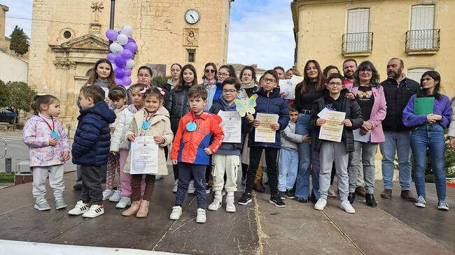 Todos los premiados de los concursos de carteles y Comic, en el acto de la mañana del viernes en la Plaza de España