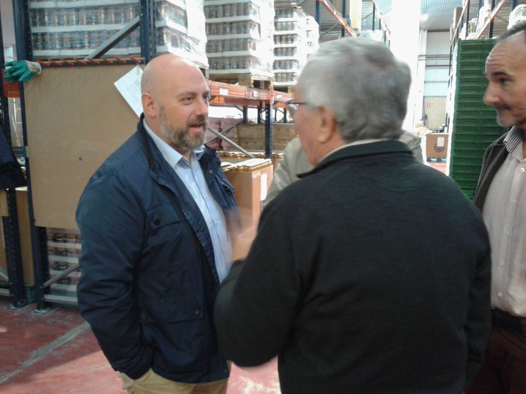 El delegado del Gobierno en Navarra, José Luis Arasti (izda.), en su visita a las instalaciones del Banco de Alimentos en Berrioplano. 