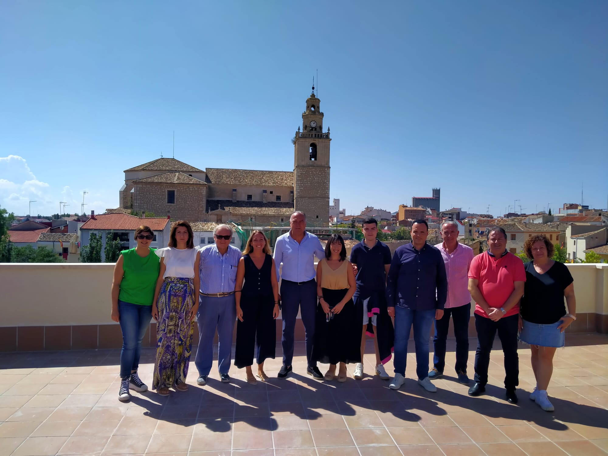 Representantes de la empresa propietaria de la residencia &quot;Arco de la Malena&quot; junto a miembros del Ayuntamiento de Tarancón, en la terraza de la residencia