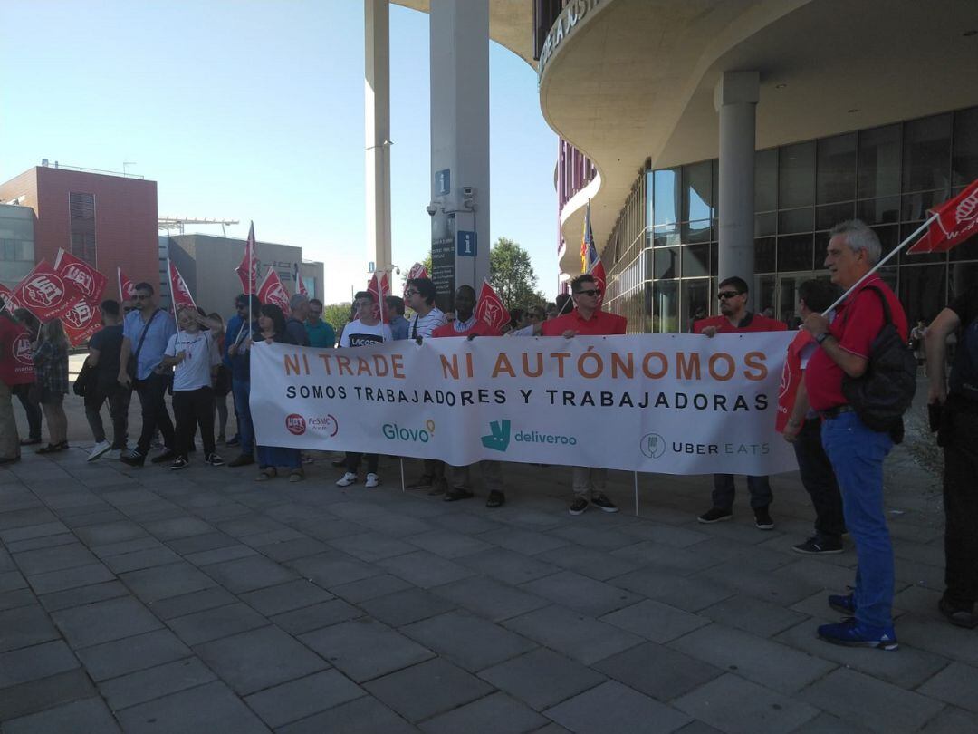 Protesta de riders a las puertas de la Ciudad de la Justicia