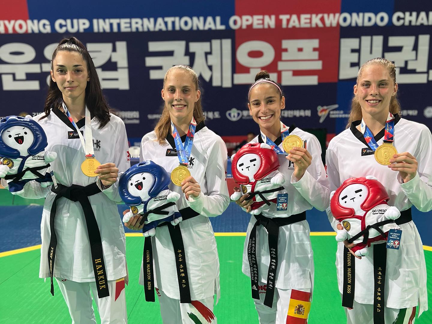 Lena Moreno, Luana Marton, Adriana Cerezo y Viviana Marton, posan durante el Kimunyong Cup International Open Taekwondo Championships