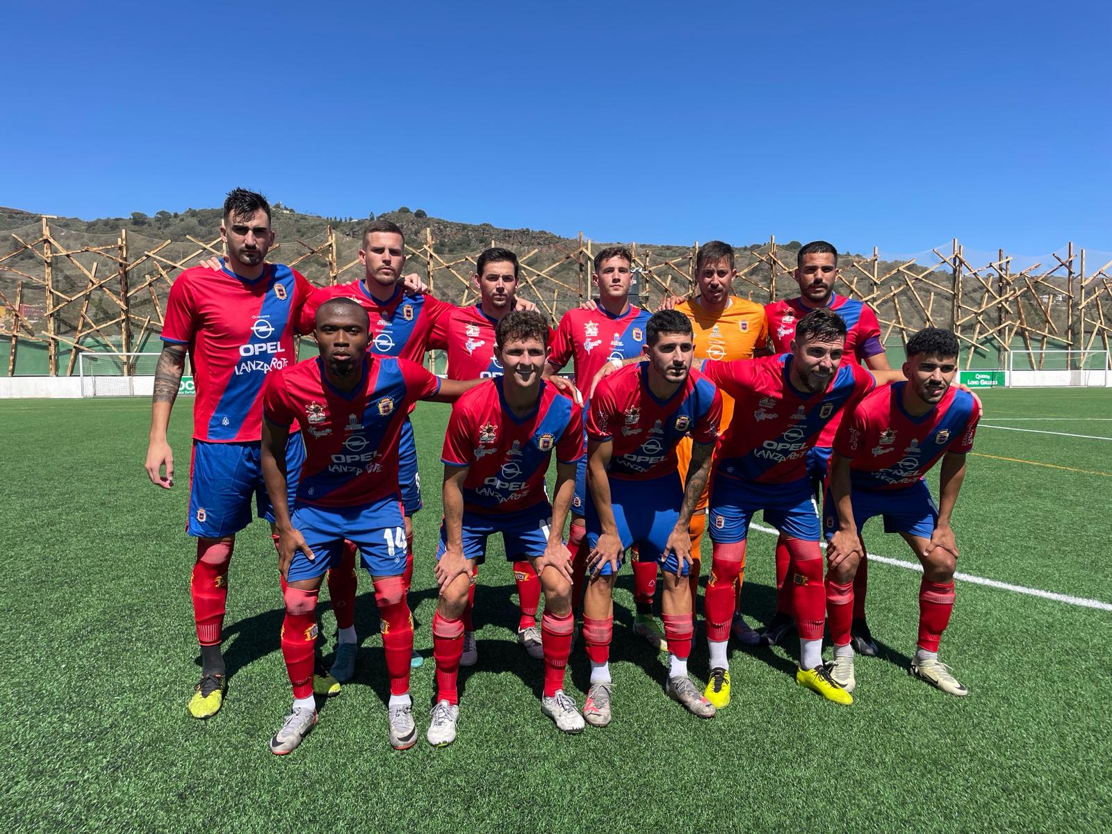 Formación inicial de la UD Lanzarote en el campo de la UD Villa de Santa Brígida.