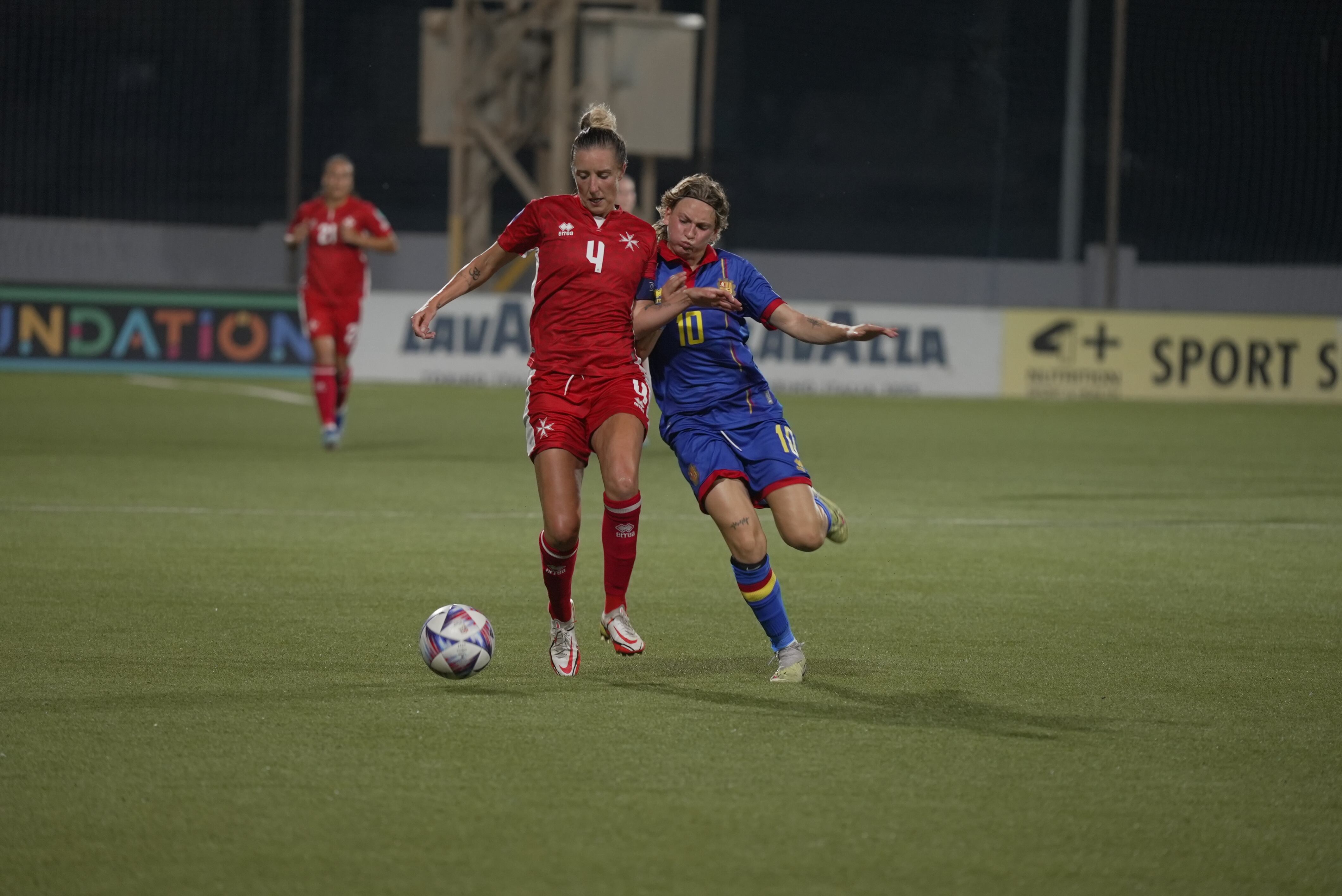 Ruzafa lluita una pilota durant el partit d&#039;anada contra Malta.