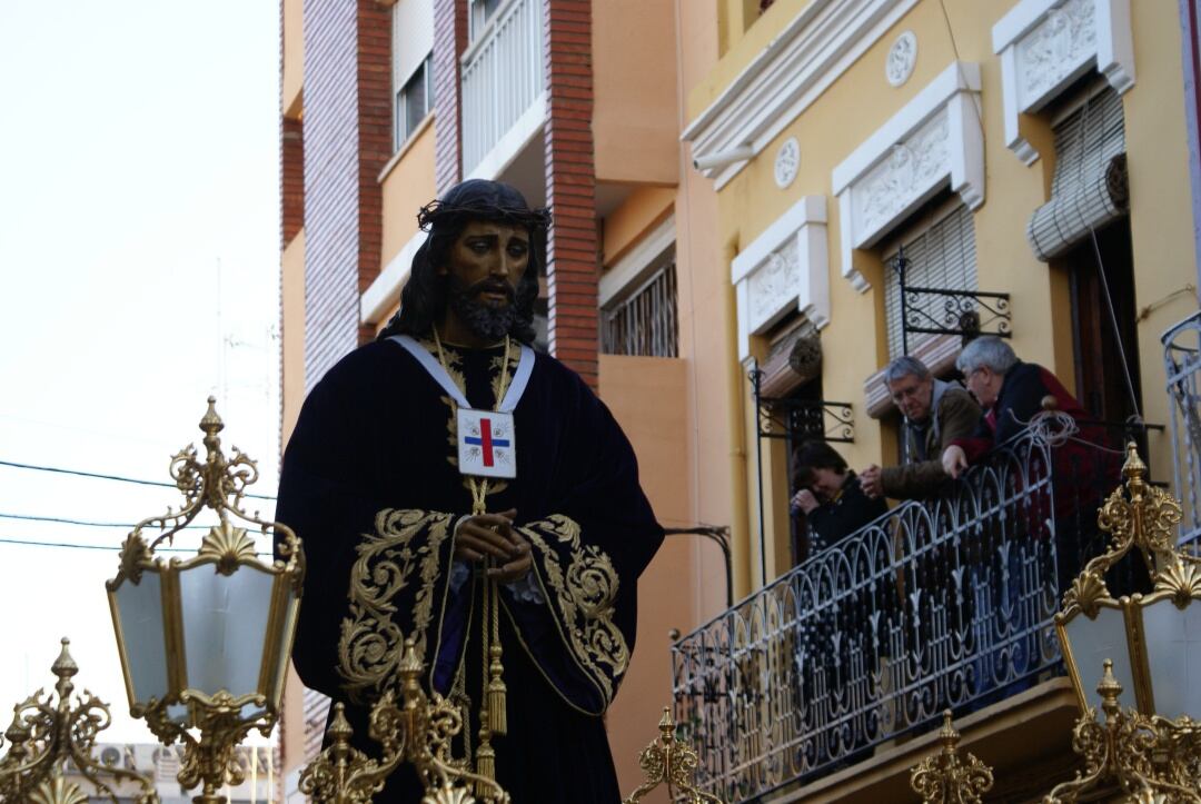 Imagen de una de las cofradías que desfilan en la festividad de Poblats Marítims