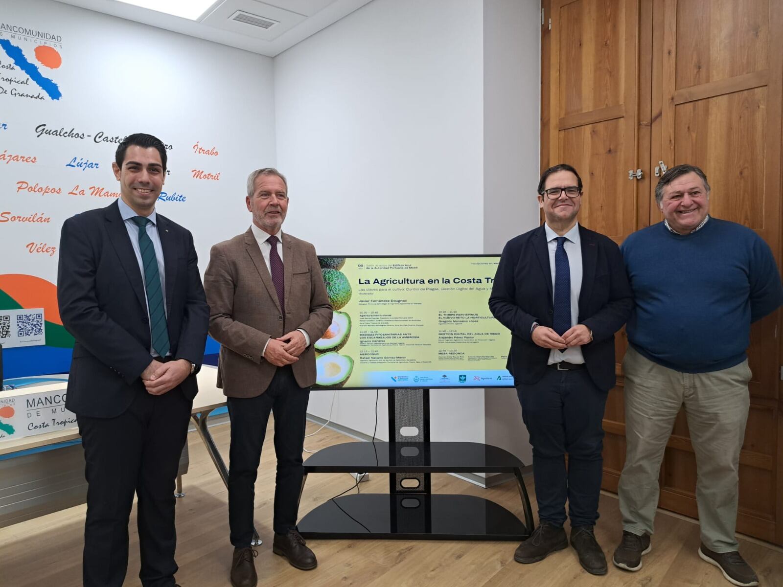 El presidente de la Mancomunidad, Rafael Caballero,  el presidente del Puerto de Motril, José García ; el director de Caja Rural de Granada en Motril, Luis Miguel Ortiz; y el delegado del Colegio  de Ingenieros Agrónomos  en Granada, Javier Fernández