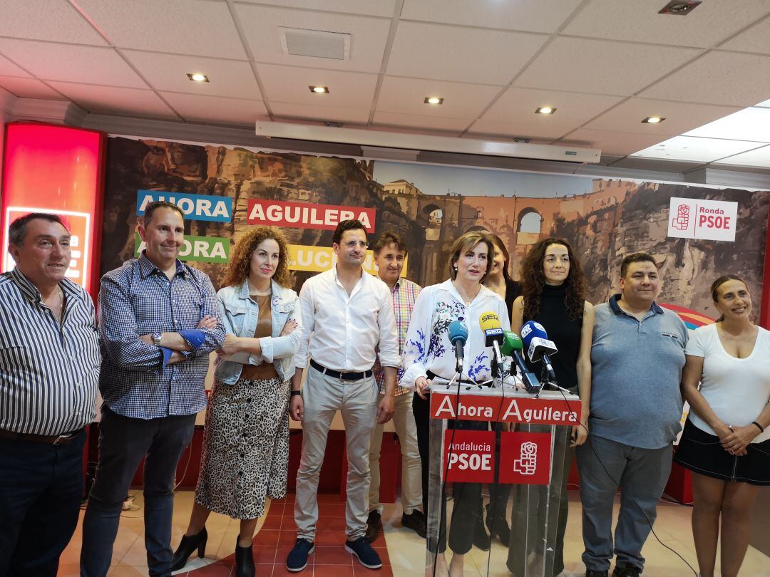 La candidata socialista, Isabel Aguilera, junto a algunos de sus compañeros