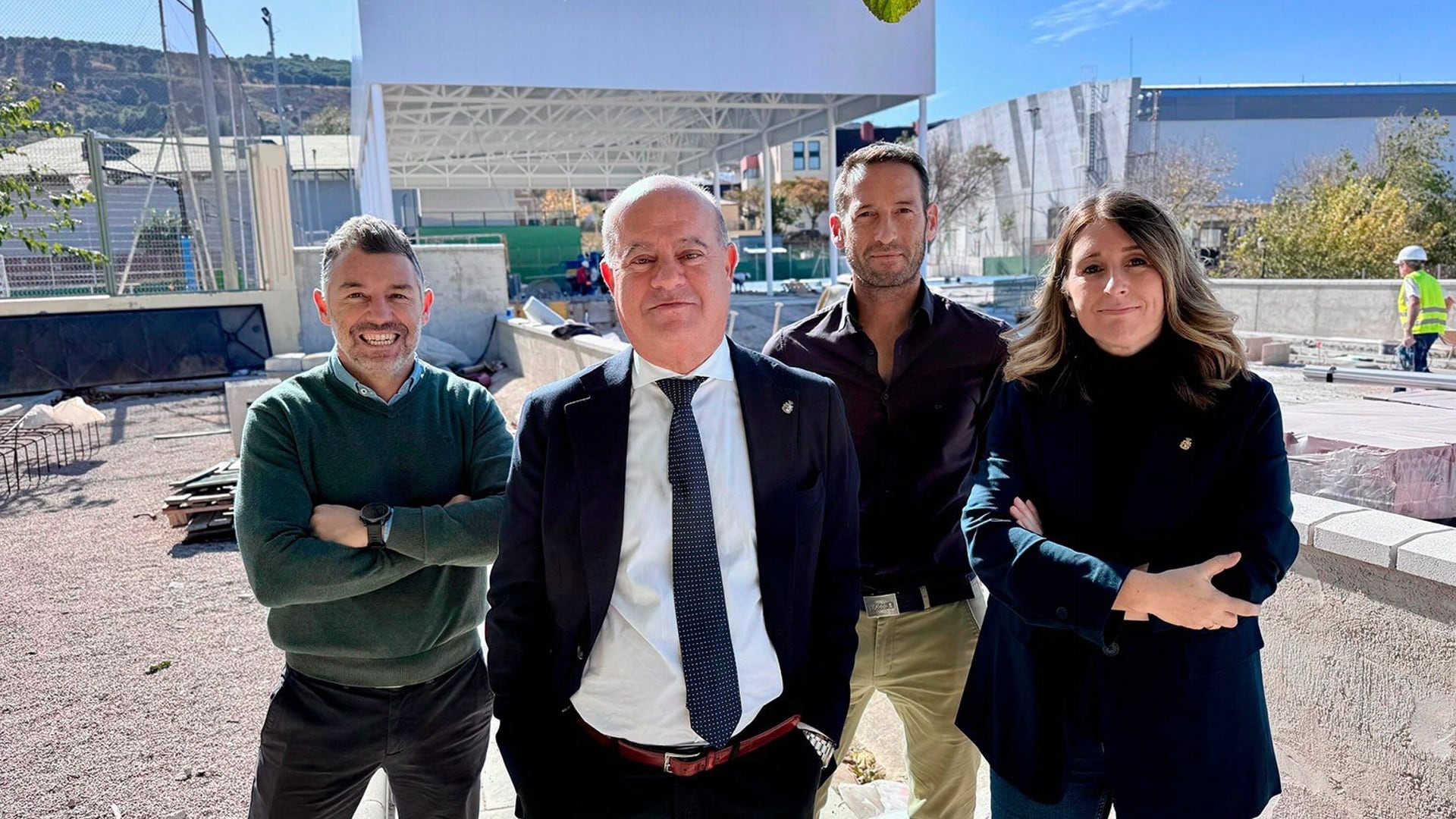 El alcalde de Antequera visita las obras de mejora del complejo deportivo de El Maulí