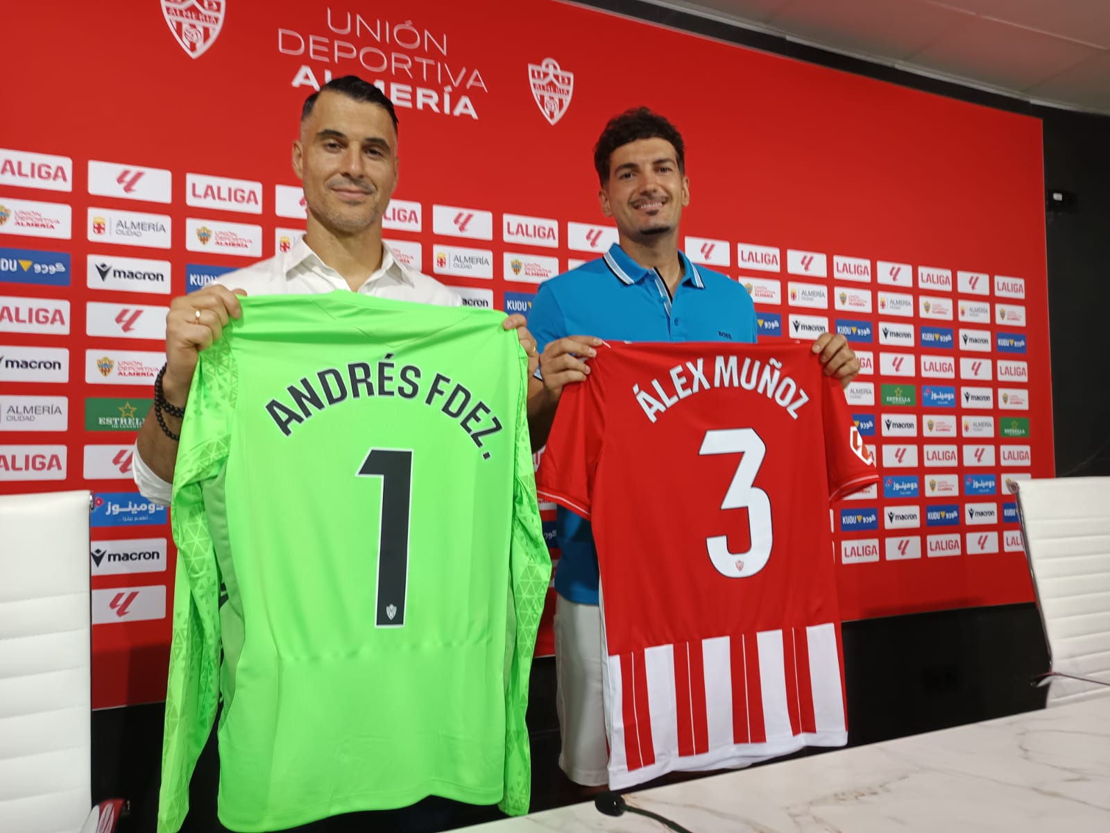 Los dos nuevos futbolistas del Almería 2025-2026 fueron presentados por Mariano Blanco en la sala de conferencias del Estadio de los Juegos Mediterráneos.