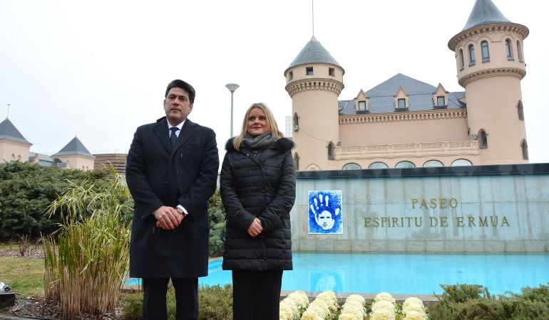 El alcalde de Alcorcón, David Pérez, junto a la presidenta de la Fundación Víctimas del Terrorismo, Marimar Blanco