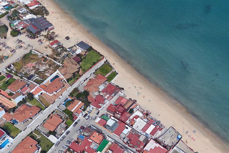 Vista aérea de un tramo de la playa de El Rinconcillo donde se observa la construcción de viviendas en la misma playa.