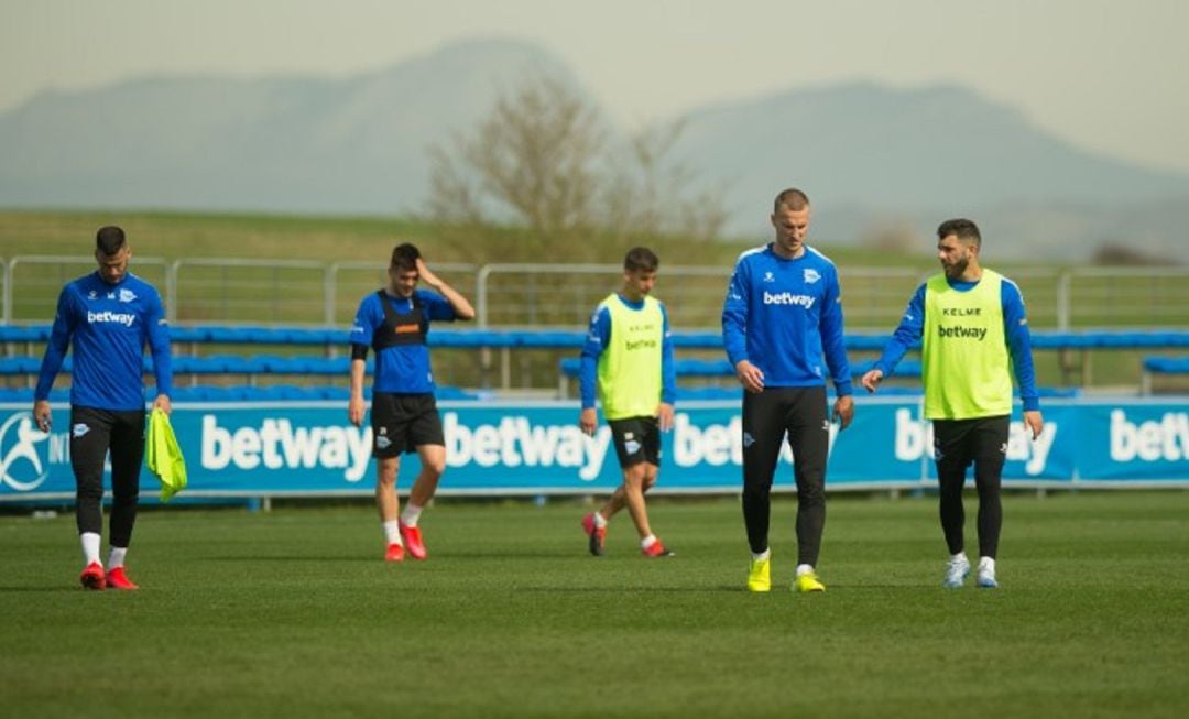 Entrenamiento de la primera plantilla en Ibaia.