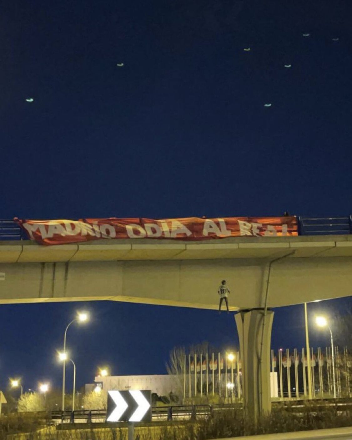 El muñeco con la camiseta de Vinicius, junto a una pancarta que reza &#039;Madrid odia al Real&#039;.