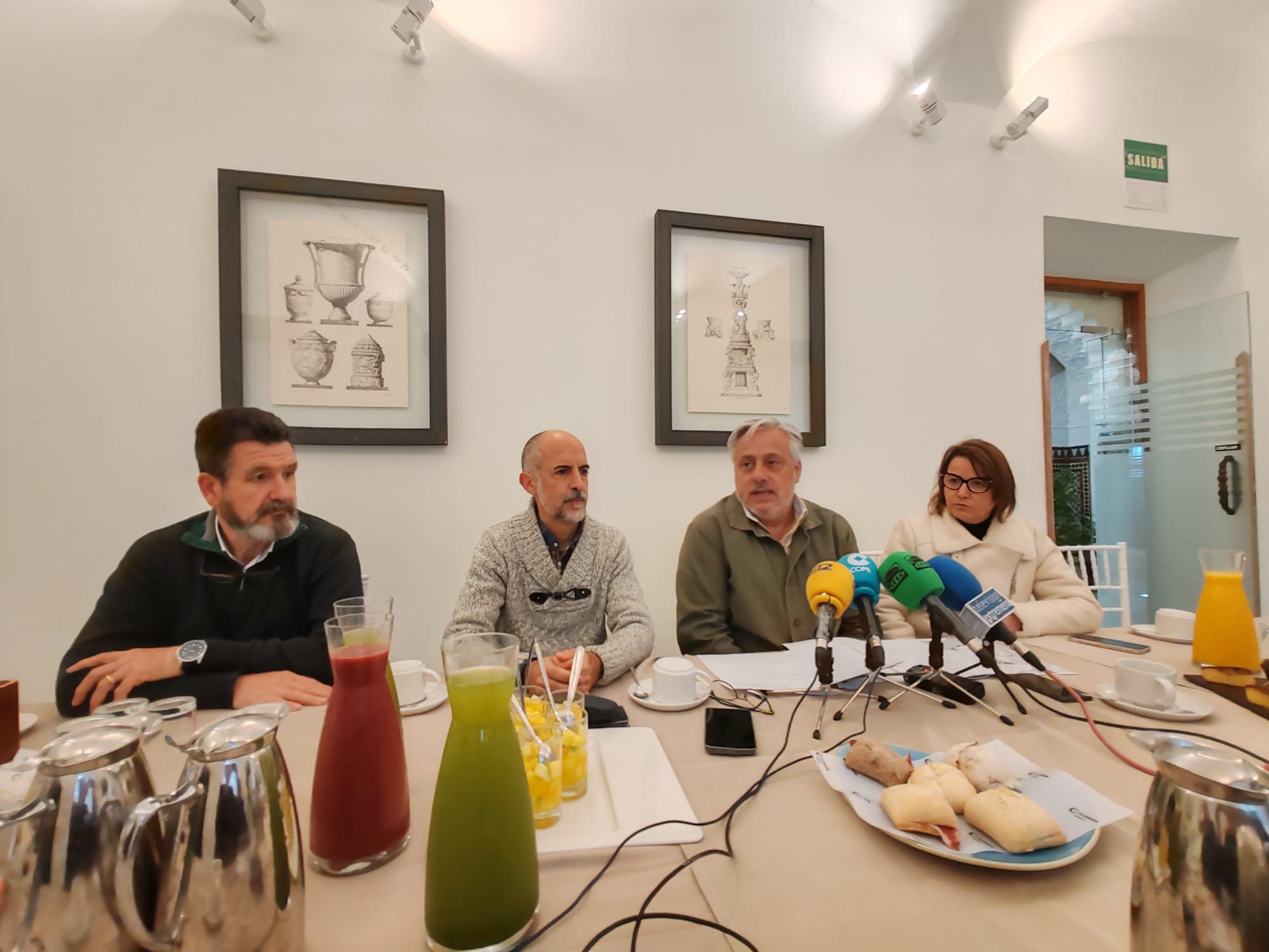 Los ediles Miguel Valdés y Ángel de Las Heras, acompañado de otros miembros de XMérida en el desayuno en el que han hecho balance de su andadura municipal