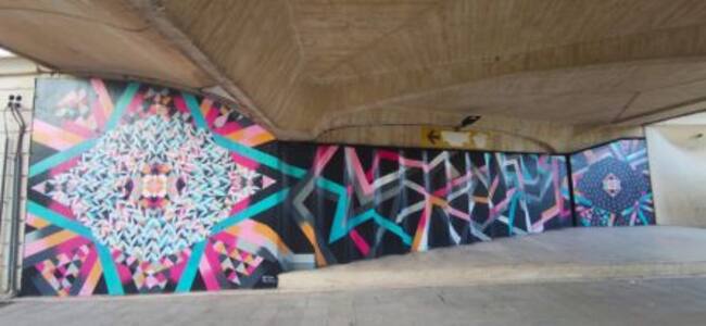 Obra de la artista Sandra Betancort bajo el puente 9 d'Octubre