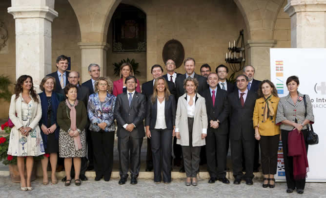 La ministra de Sanidad, Trinidad Jiménez, posó junto a los consejeros de Sanidad, momentos antes de dar comienzo el consejo interterritorial de Sanidad que ha tenido lugar este lunes en la capital balear.