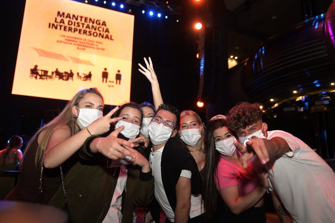 Un grupo de jóvenes disfrutando del ocio nocturno