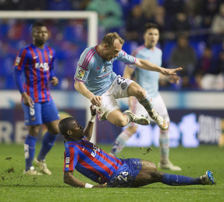 GRA370. VALENCIA, 21/03/2015.- El centrocampista danés del Celta, Michael Krohn-Dehli, salta por encima del centrocampista senegalés del Levante, Pape Diop, durante el partido de la vigésima octava jornada de liga en Primera División que se disputa esta noche en el estadio Ciutat de Valencia. EFE/Miguel Ángel Polo