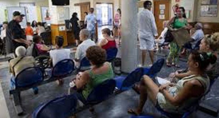 Pacientes en la sala de espera de una consulta