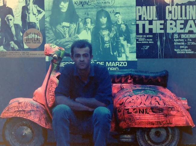 Miguel Ángel Lillo y una de sus motos fluoradas