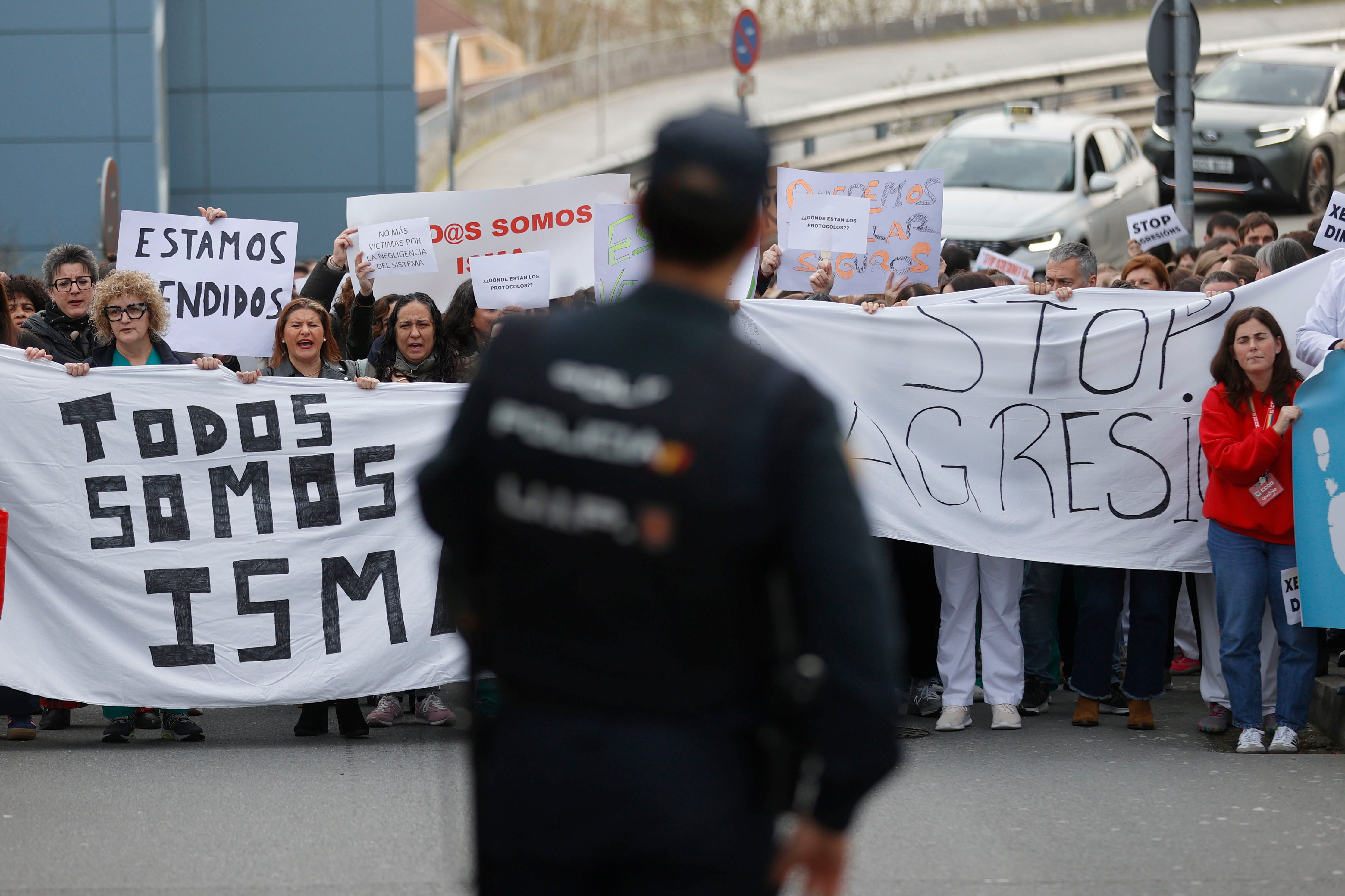 A CORUÑA, 06/02/2025.- Concentración convocada este jueves a las puertas del Complejo Hospitalario Universitario de A Coruña (CHUAC) después de que un paciente agrediera el pasado lunes con un arma blanca a un enfermero de urgencia y a un guardia de seguridad de este centro. Este hecho ha servido como detonante para las numerosas protestas que están convocadas en toda Galicia bajo el lema &#039;Stop agresiones ya. Por unos servicios de urgencias y emergencias libres de violencia&#039; tras varios días de malestar en público y en redes sociales. EFE/ Cabalar
