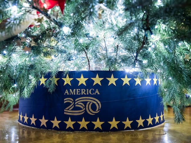 Una decoración que conmemora el próximo 250.º aniversario de la firma de la Declaración de Independencia, colocada sobre la base de un árbol de Navidad, se exhibe en la Sala Este de la Casa Blanca. EFE/EPA/JIM LO SCALZO