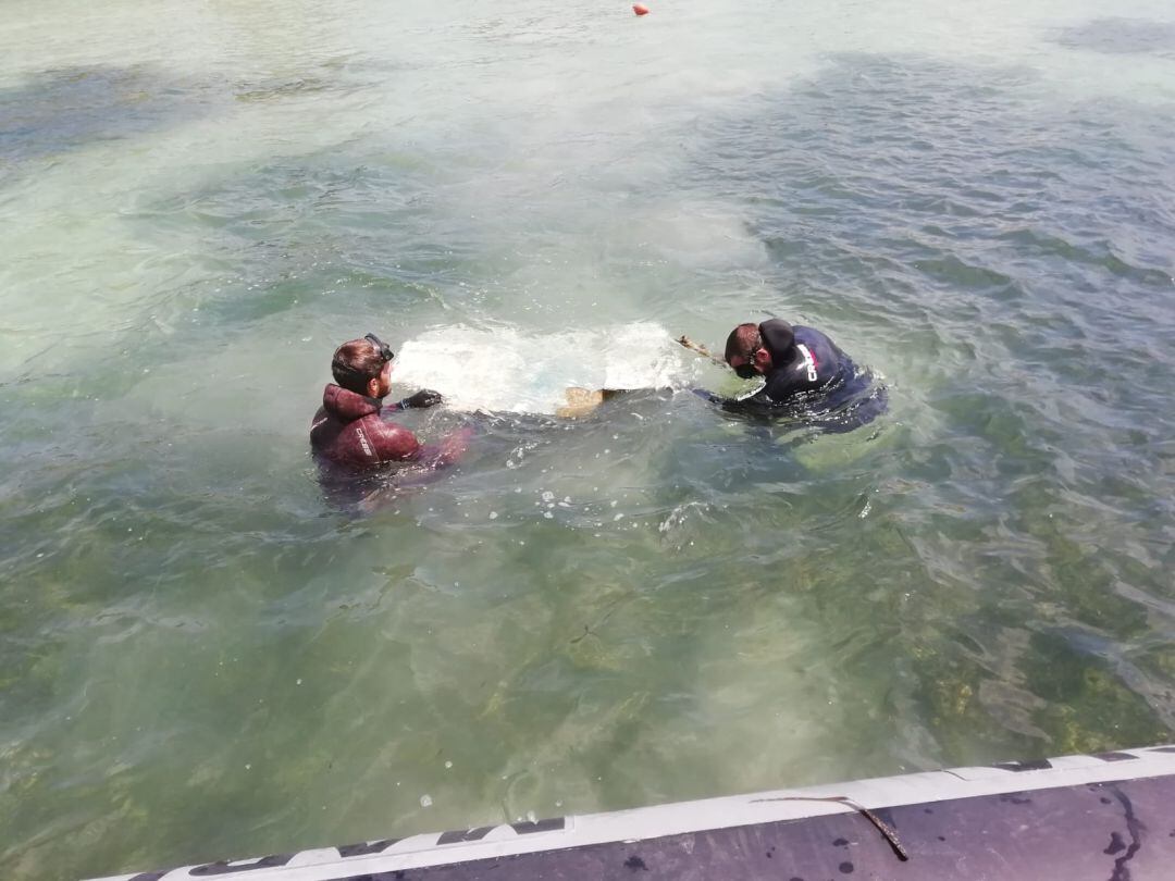 Imagen de los buzos que han trabajado en la zona