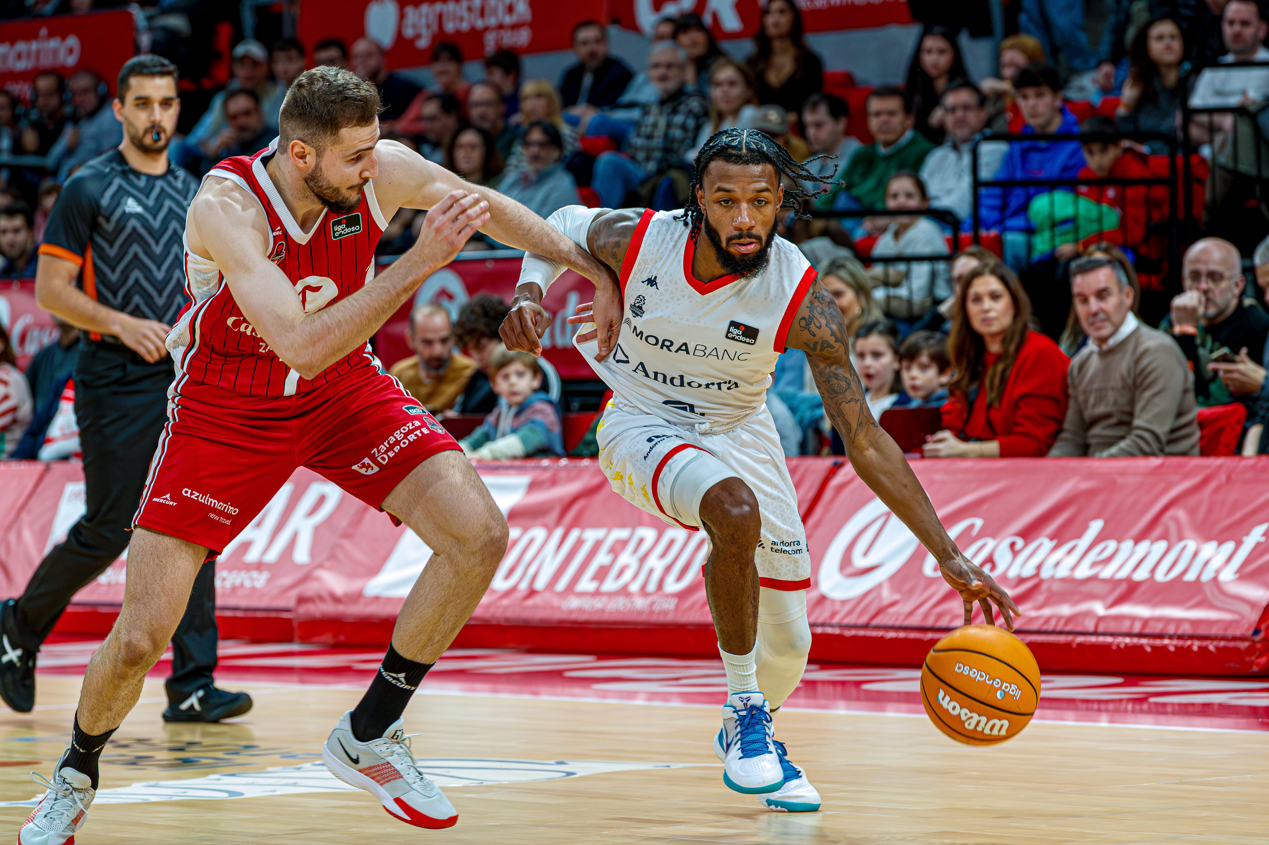Shannon Evans (d), davant l'escorta del Casademont Zaragoza, Miguel González, durant el partit disputat aquest diumenge al palau d'esports Príncipe Felipe de Saragossa.