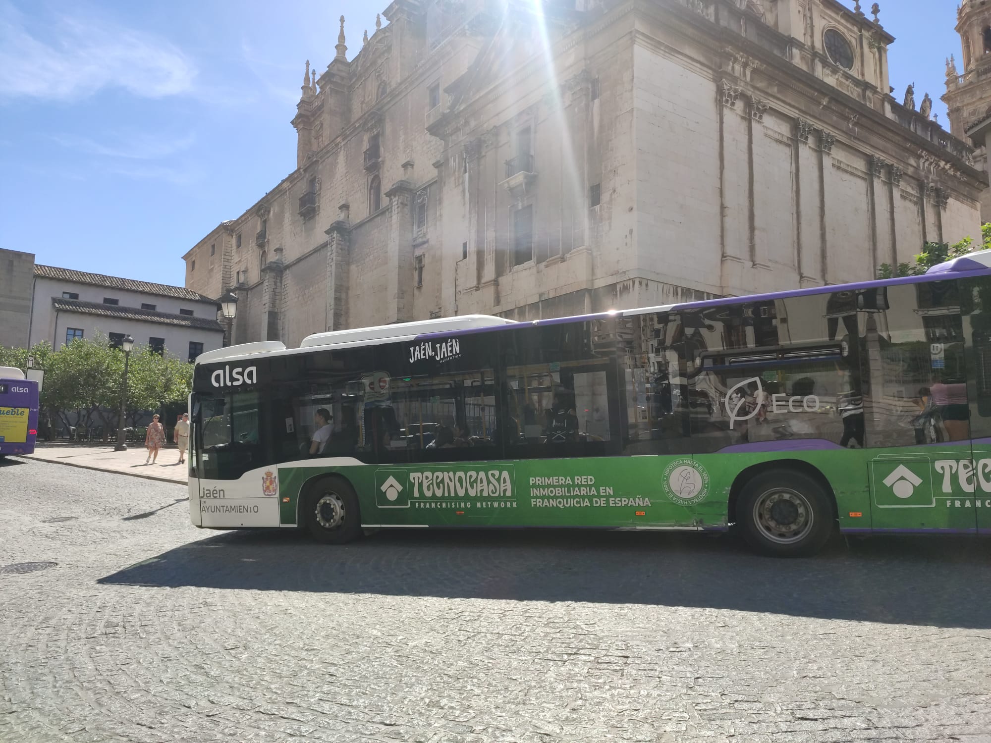 Un autobús urbano de ALSA circula junto a la Catedral de Jaén capital