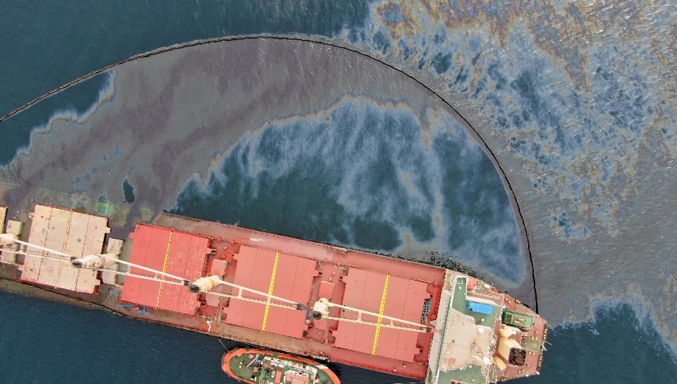 Imagen del buque granelero OS35, varado en la costa al Este de Gibraltar desde que el pasado lunes sufriera una colisión con otro buque