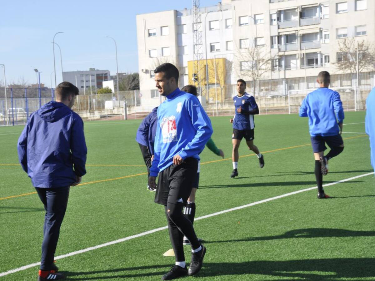 Israel entrena con el grupo, pero "aún con alguna molestia"