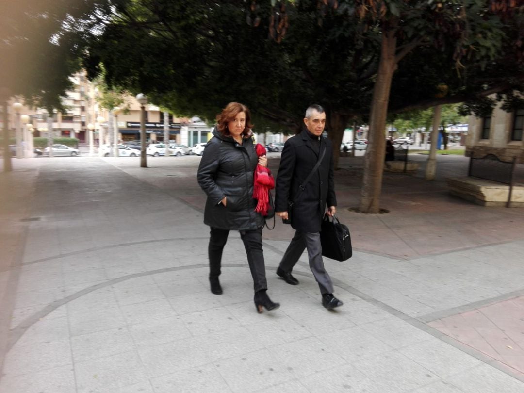 Ana Kringe, acompañada por su abogado, a la entrada para declarar sobre Fitur en el Palacio de Justicia de Benalúa.