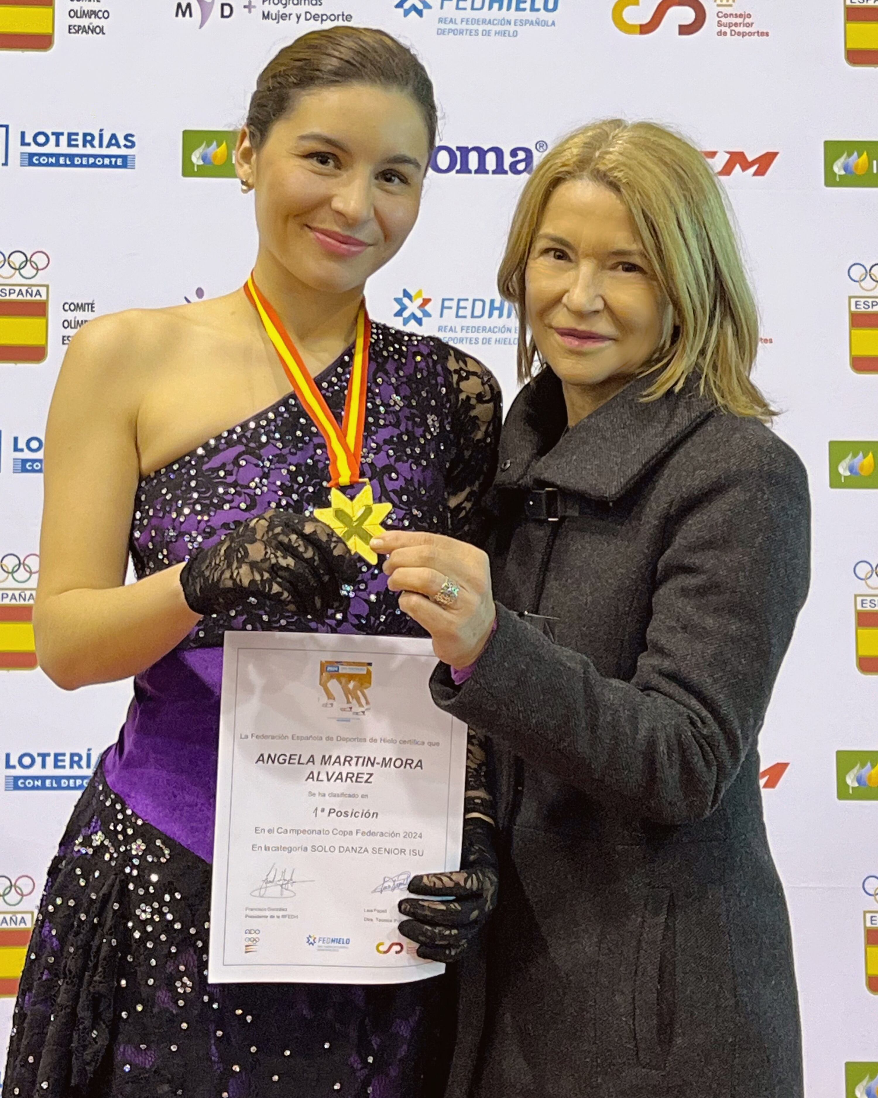 Ángela Martin-Mora junto a su entrenadora