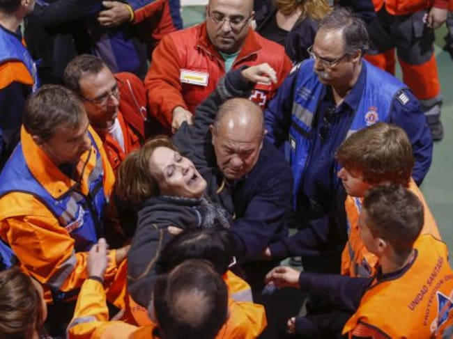 Familiares de los heridos y fallecidos, en el Pabellón Municipal de Deportes Juan Valera de Bullas.