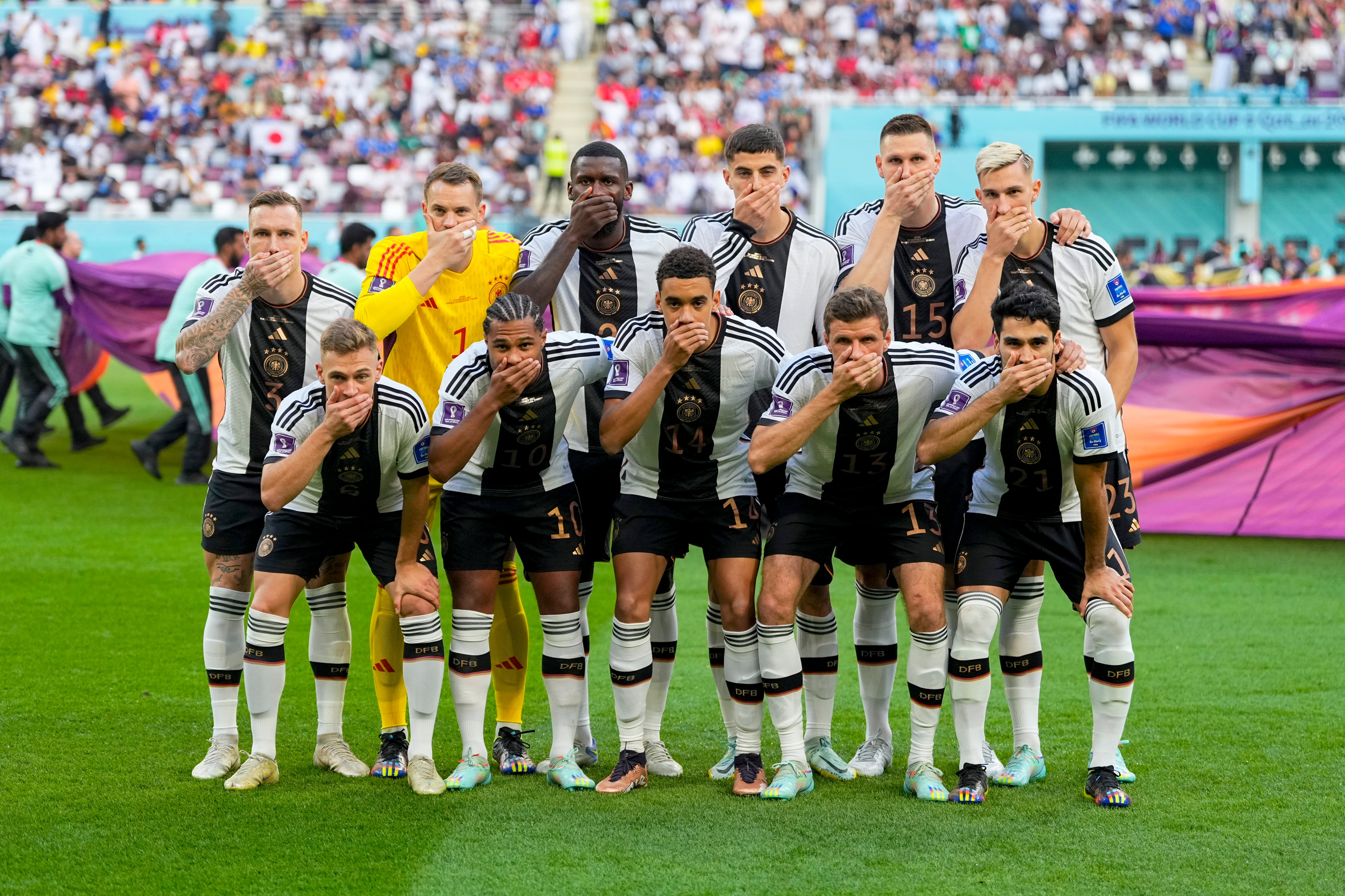 Los jugadores de Alemania se tapan la boca en el posado antes del partido ante Japón.