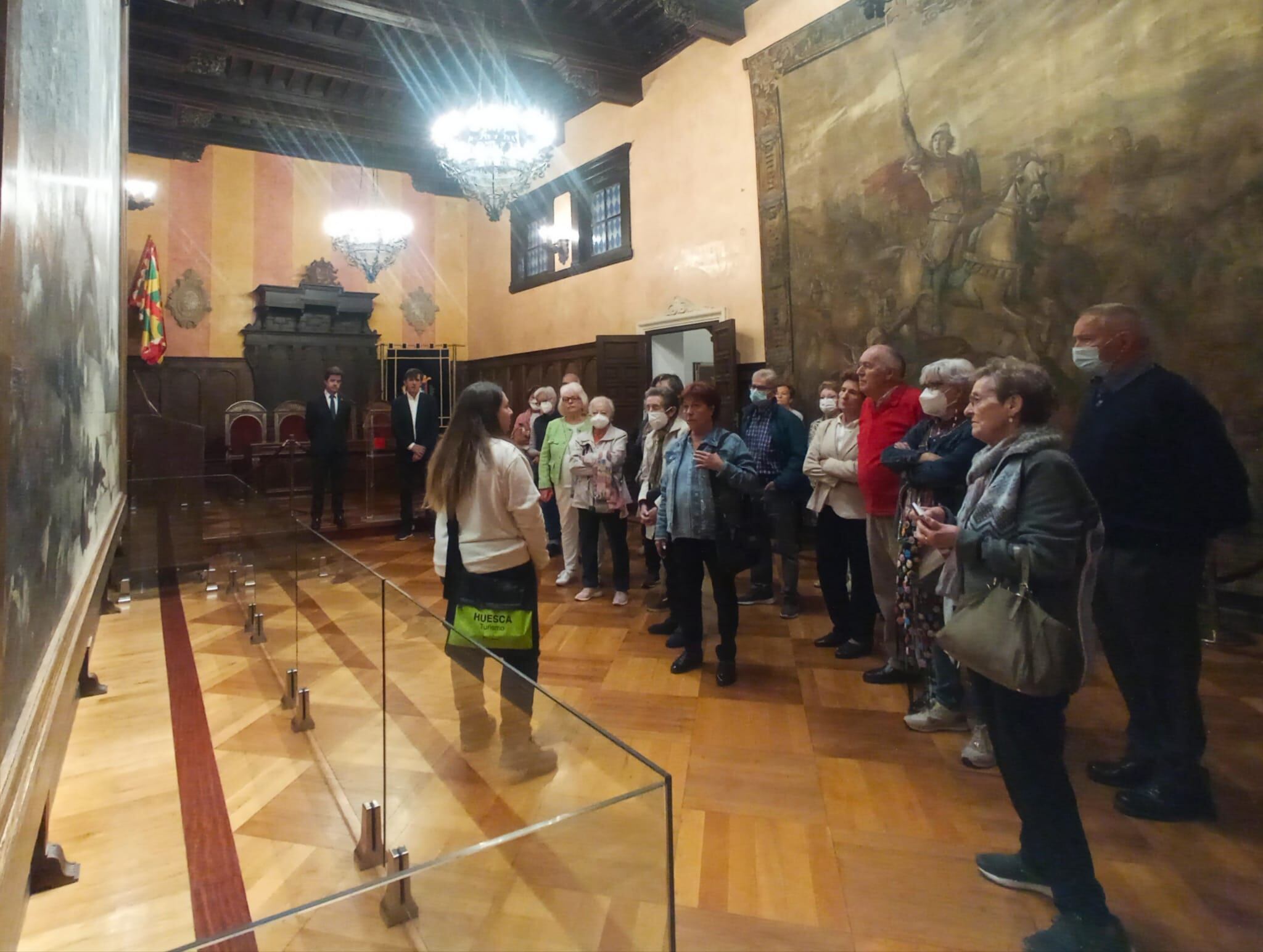 Los mayores disfrutaban de una visita guiada al Ayuntamiento de Huesca