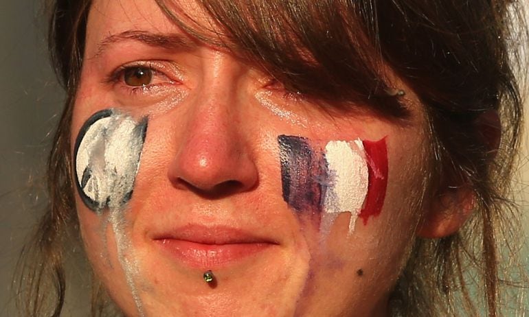 MELBOURNE, AUSTRALIA - NOVIEMBRE 16: Lágrimas corren por las mejillas de una joven australiana en Federation Square el 16 noviembre durante una vigilia en memoria de las víctimas.