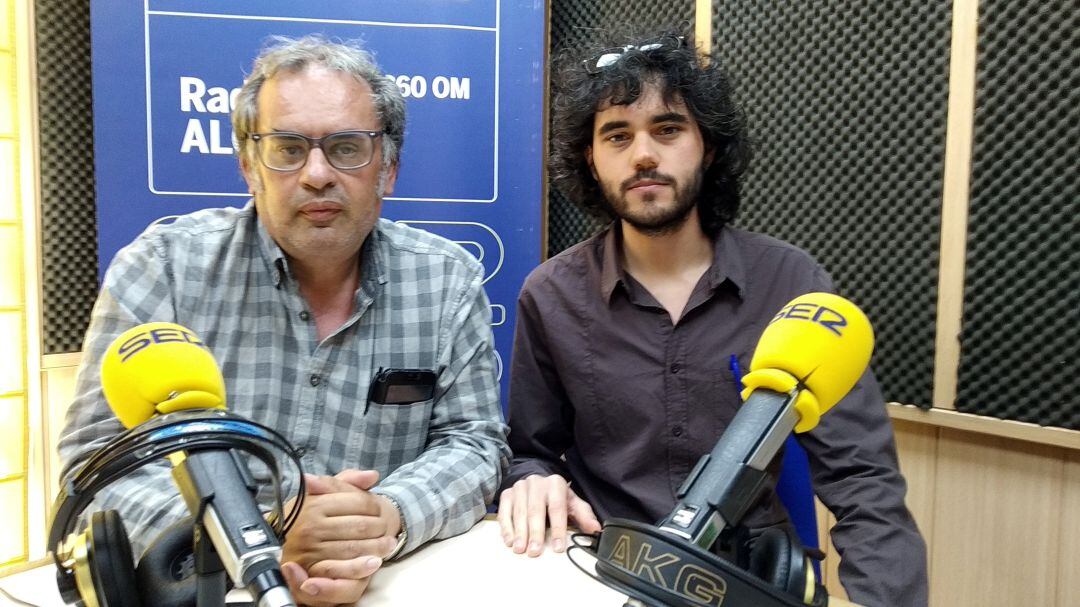 Juan Emilio Ríos, presidente del Ateneo de Algeciras junto al premiado Rubén Pérez Trujillano.