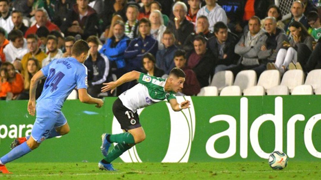 Enzo Lombardo ante Gumbau durante el partido de ida contra el Girona