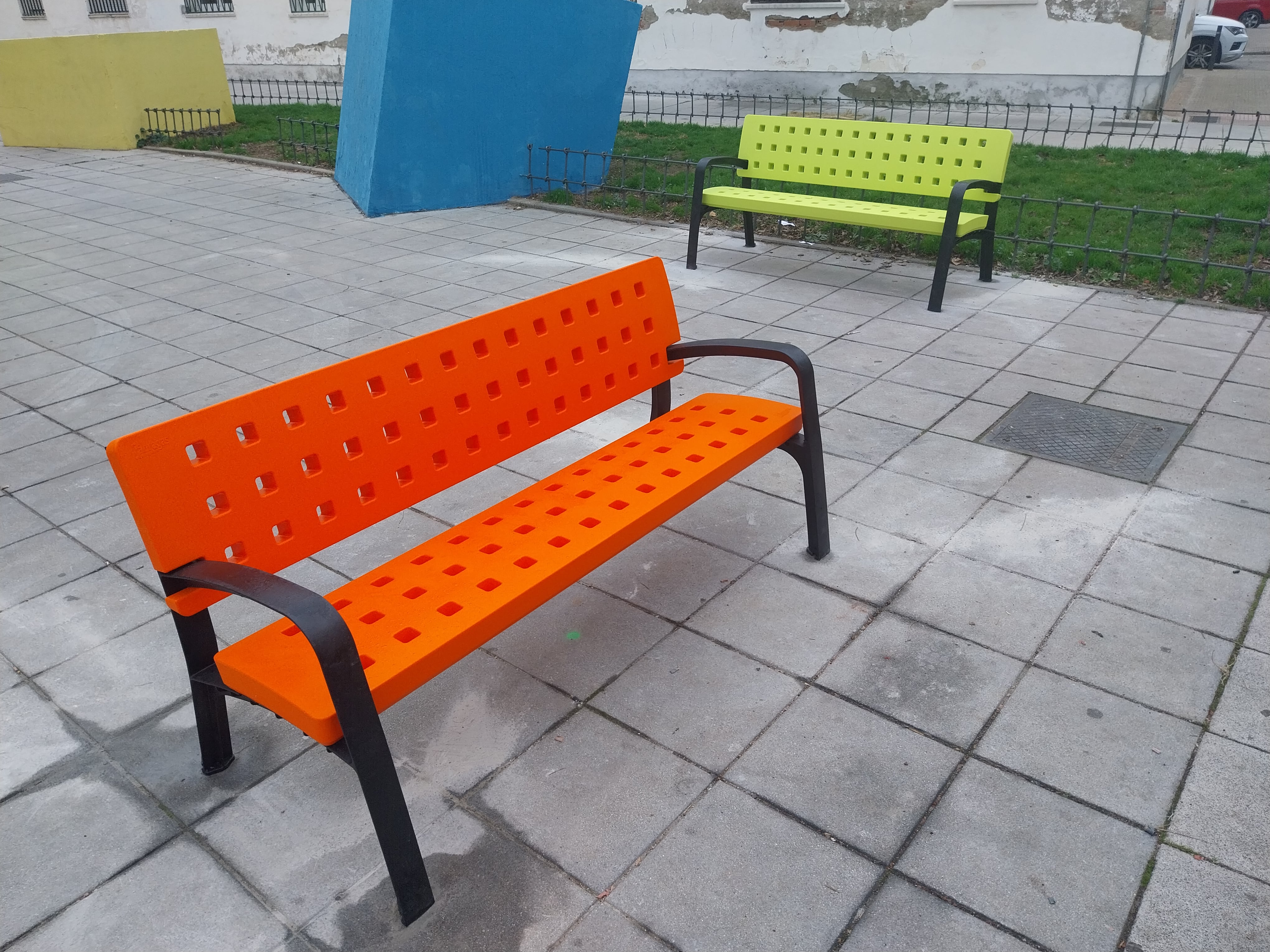 Entre los trabajos del Ayuntamiento de Parla está la renovación del mobiliario urbano