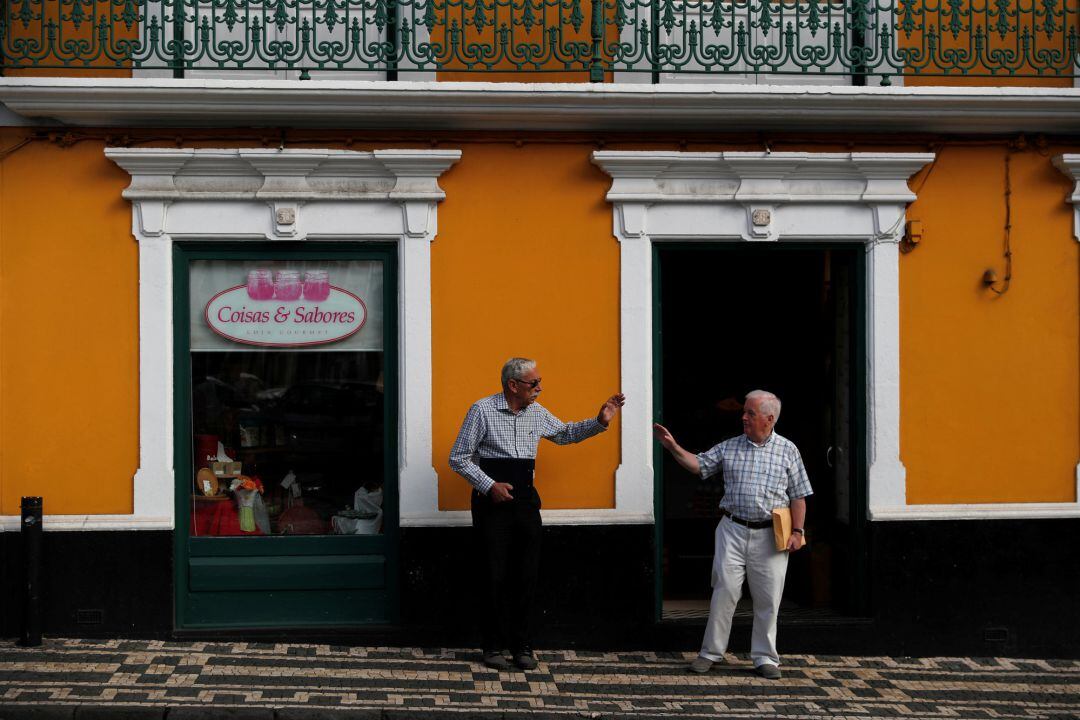 Dos hombres se saludan en la isla de Azores.