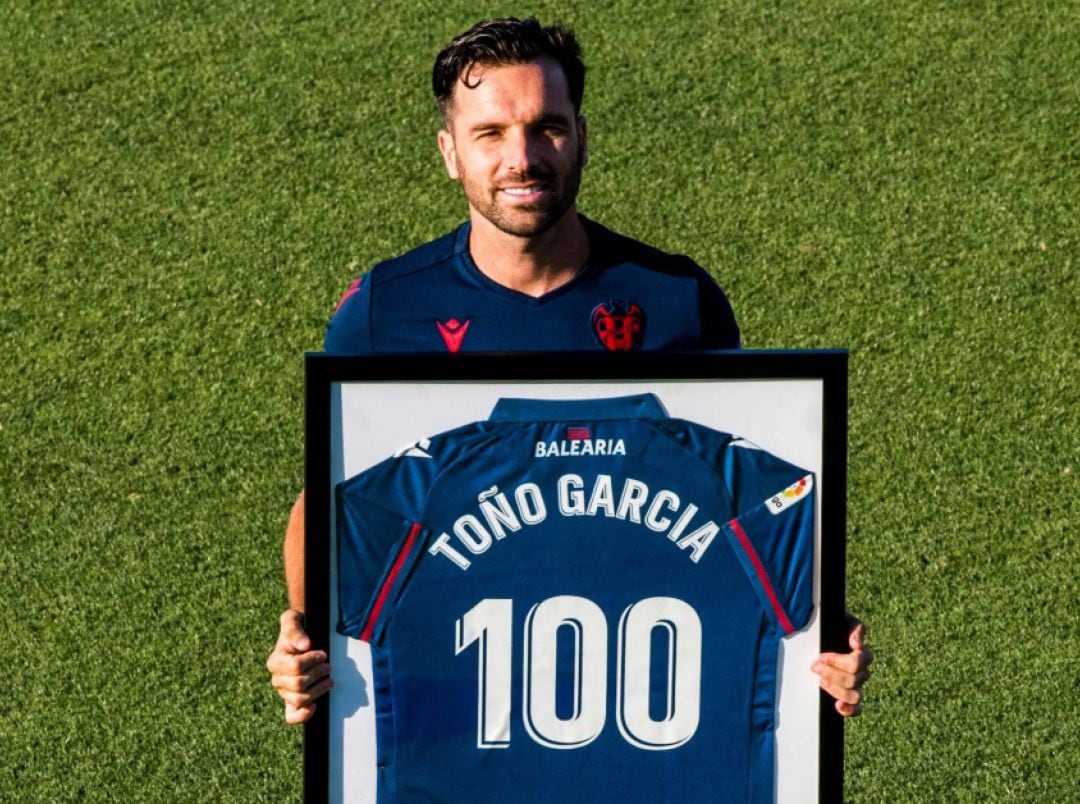 Toño García recibió en La Nucia una placa por su partido número 100 en Primera con la camiseta del Levante