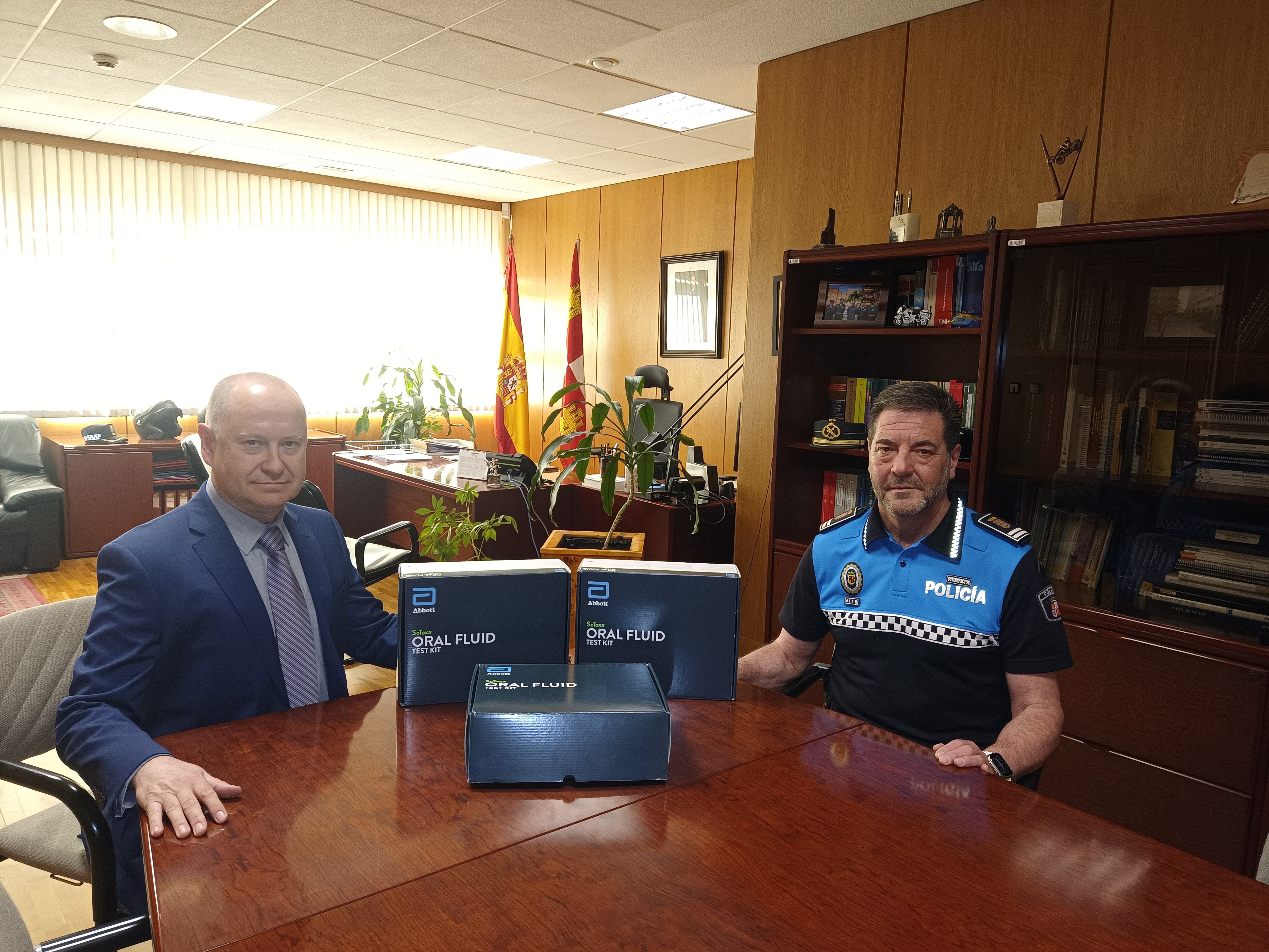 El director provincial de tráfico con el jefe accidental de la Policía Local de Palencia