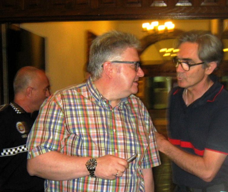 El concejal del área y el jefe de bomberos de Ponferrada hablan en el pasillo del ayuntamiento