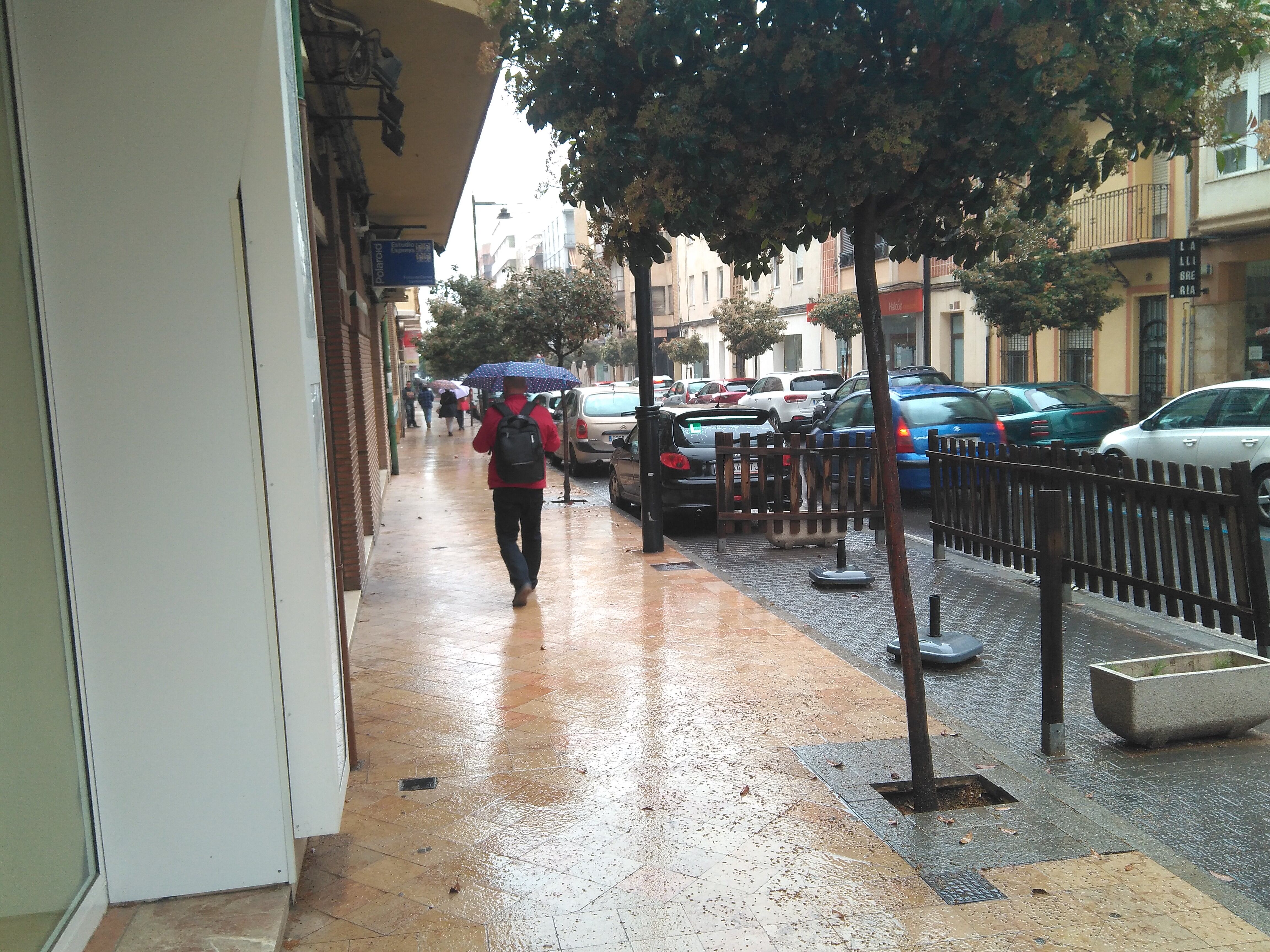 Gent caminant baix la pluja a Ontinyent
